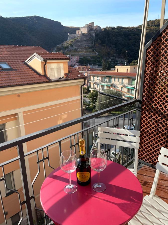 Bike & Sea Under Castle Dreams At Finalborgo Appartement Finale Ligure Buitenkant foto